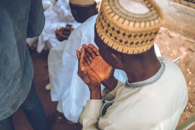 Cara melaksanakan shalat jenazah bagi korban yang tewas dalam kecelakaan pesawat udara. Foto hanya ilustrasi, bukan yang sebenarnya. Sumber: Pexels/Jonathan Shembere