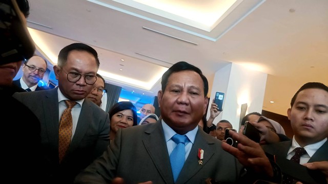 Wakil Menteri BUMN Kartiko Wirjoatmotdjo (kiri) dan Menteri Pertahanan Prabowo Subianto (kanan) di Hotel Fairmont, Selasa (5/3/2024). Foto: Ghinaa Rahmatika/kumparan