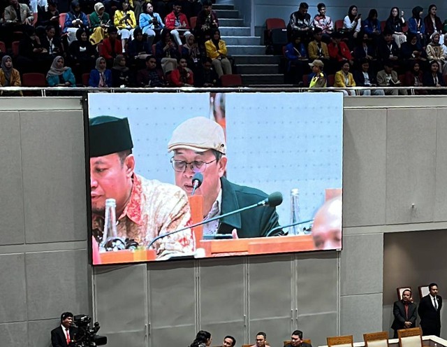 Anggota DPR fraksi PKS Aus Hidayat Nur mengusulkan hak angket saat rapat paripurna, Selasa (5/3). Foto: Haya Syahira/kumparan