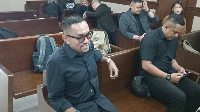 Ahmad Sahroni hadir sebagai saksi di sidang perkara Adam Deni, PN Jakarta Pusat, Selasa (5/3/2024). Foto: Hedi/kumparan