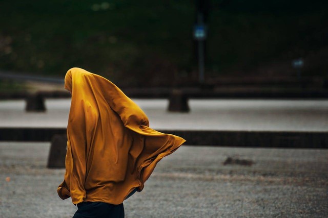 Dalil Mengulurkan Jilbab ke Dada Terdapat dalam Surat Apa? Ini Jawabannya. Foto: Pexels