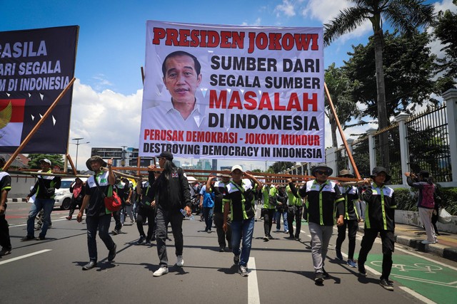 Sejumlah massa yang tergabung dalam Koalisi Nasional Penyelamat Demokrasi menggelar aksi unjuk rasa "Makzulkan Jokowi" di depan Gedung DPR RI, Senayan, Jakarta, Selasa (5/3/2024). Foto: Iqbal Firdaus/kumparan