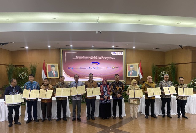PT Krakatau Steel Tbk bersama Kementerian BUMN dan 32 perusahaan BUMN menandatangani Nota Kesepahaman bersama BPKP di Auditorium Gandhi, Kantor BPKP Pusat, Senin (4/3/2024). Foto: Dok. Krakatau Steel