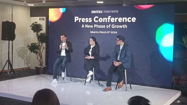 CEO, Clients & Solutions dentsu Asia Tenggara, Prakash Kamdar; CEO dentsu Indonesia, Elvira Jakub; dan CEO dentsu Asia Tenggara, Sanjay Bhasin dalam press conference di kantor dentsu Indonesia, Kebayoran Baru, Jakarta Selatan, Selasa (5/3/2024). Foto: Fadlan Nuril Fahmi/kumparan