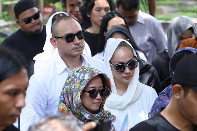 Bunga Citra Lestari (BCL) bersama suami hadiri pemakaman ayah Bimbim Slank Sidharta M Soemarno di TPU Karet Bivak, Jakarta, Selasa (5/3/2024). Foto: Dok. Agus Apriyanto