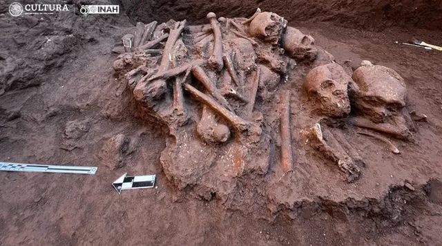 Pemakaman berisi tumpukan tulang manusia dan mungkin merupakan bagian dari ritual pra-Hispanik. Foto: Claudia Servin Rosas/INAH