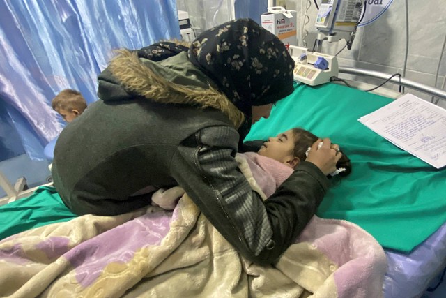 Ibu Palestina Anwar Abdulnabi menangisi jenazah putrinya Mila, yang menderita kekurangan kalsium dan potasium, di rumah sakit Kamal Adwan di tepi Beit Lahiya, di utara Jalur Gaza,  Sabtu (2/3/2024). Foto: Osama Abu Rbaya/REUTERS