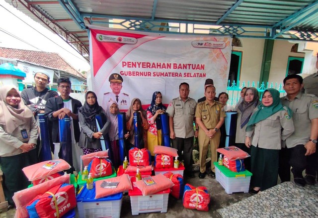 Bantuan Pj Gubernur Sumsel, Agus Fatoni, yang disalurkan melalui BPBD Sumsel untuk korban kebakaran di Palembang. (foto: dok. BPBD Sumsel)