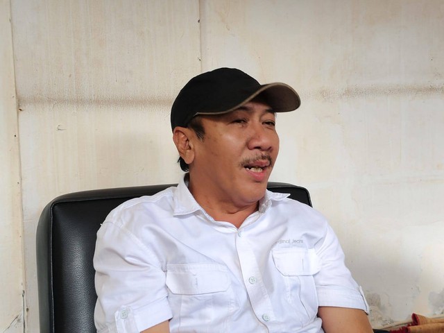 Ketua Komisi IV DPRD Kabupaten Cirebon, Aan Setiawan, saat memberikan keterangan pers, Selasa (5/3). Foto: Tarjoni/Ciremaitoday