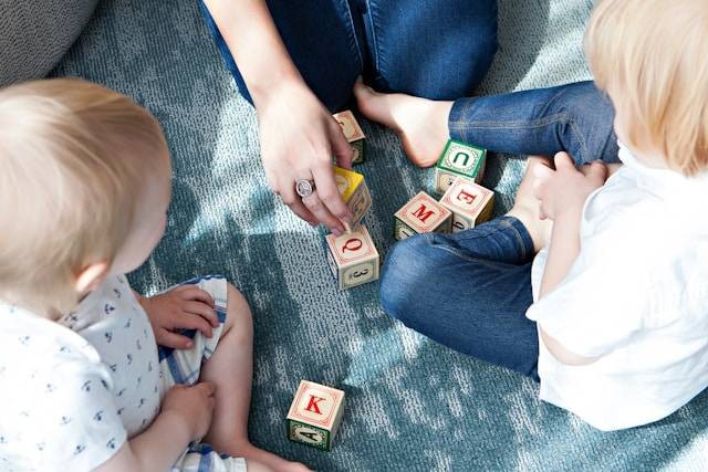 Penyebab Anak Manja. Foto Hanya Ilustrasi. Sumber Foto: Unsplash.com/Marisa Howenstine