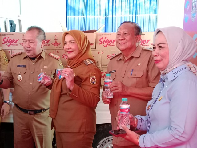 Walikota Bandar Lampung Eva Dwiana, Wakil Walikota Bandar Lampung Dedi Amrullah dan Direktur PDAM Way Rilau Launching Siger Mineral. | Foto : Eka Febriani / Lampung Geh