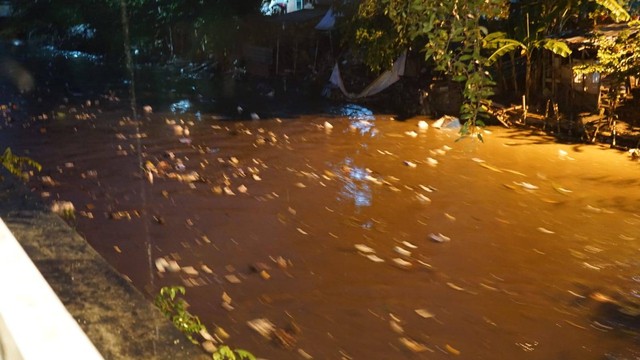 Sampah-sampah plastik yang terbawa arus Sungai Code pada Selasa (5/3) petang. Foto: Widi RH Pradana/Pandangan Jogja