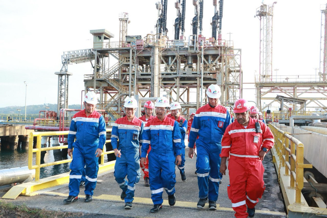 Direksi dan jajaran Management PT Perta Arun Gas dalam kunjungan ke plant site Arun Lhokseumawe, Aceh. Foto: Dok. Pertamina