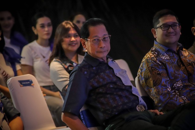 Presiden Direktur BCA Jahja Setiaatmadja menghadiri acara kunjungan finalis Puteri Indonesia di Menara BCA, Jakarta, Selasa (5/3/2024). Foto: Jamal Ramadhan/kumparan