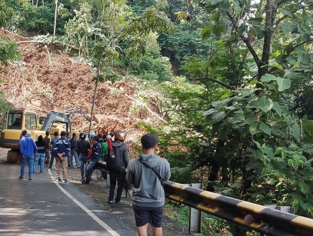 Jalur Nasional Majalengka - Kuningan yang terputus akibat tanah longsor. (6/3/2024). Foto: Dok. Istimewa