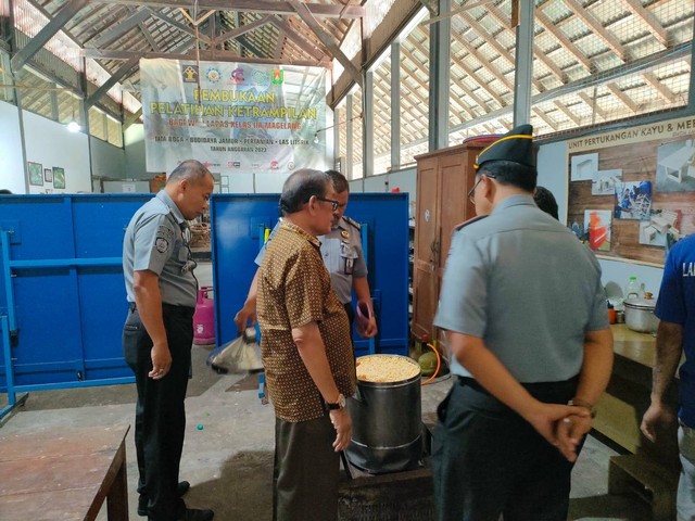 Inovasi Pembinaan: Kalapas Magelang Tinjau Pelatihan Tempe Bagi ...