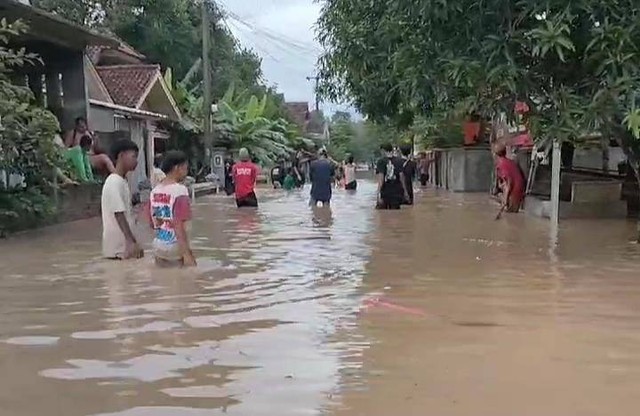 Suasana banjir yang melanda 8 wilayah kecamatan di Kabupaten Cirebon, Rabu (6/3). Foto: Istimewa
