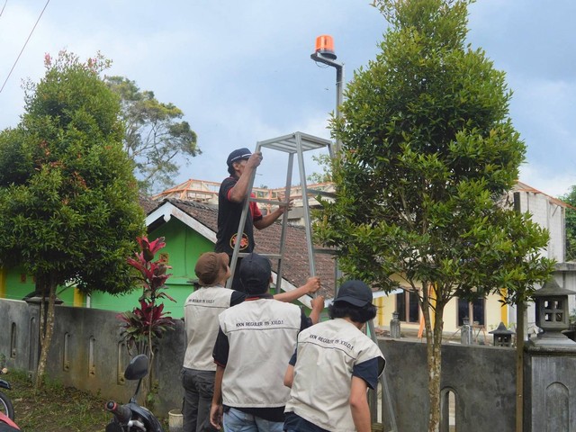 Pemasangan lampu panel surya di Dusun Jumblangan, Banjarsari, Samigaluh, Kulon Progo, oleh KKN UAD Unit XXI.D.1 (Dok. Istimewa)