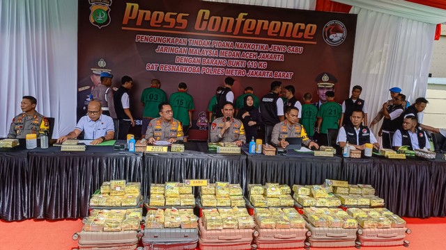 Konferensi pers pengedaran sabu seberat 1,1 ton dari Bandar Murtala Ilyas di Mapolres Jakarta Barat, Rabu (6/3). Foto: Thomas Bosco/kumparan