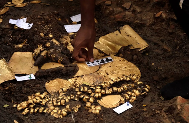 Penampakan harta karun emas yang ditemukan di Panama.  Foto:  Ministry of Culture of Panama