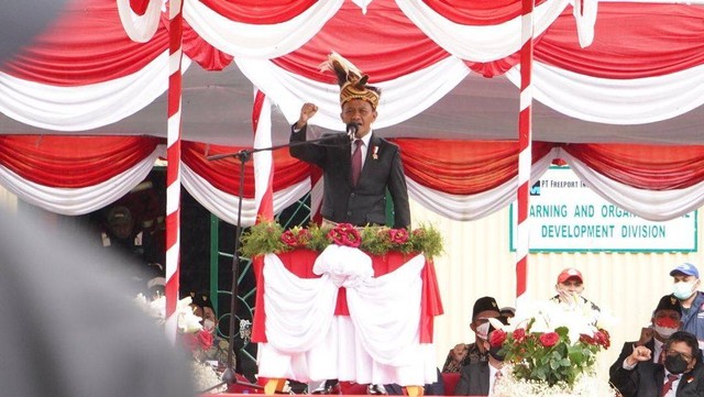 Menteri Investasi Indonesia, Bahlil Lahadalia, melaksanakan upacara Peringatan Hari Ulang Tahun ke-77 Kemerdekaan Republik Indonesia di Tembagapura, Mimika, Papua bersama PT Freeport Indonesia. Foto: IG@bahlillahadalia