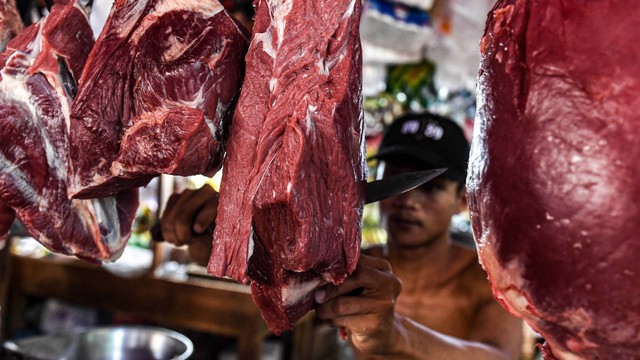 Pedagang memotong daging sapi yang dijual di Pasar Minggu, Jakarta, Rabu (6/3/2024). Foto: ANTARA FOTO/Muhammad Adimaja
