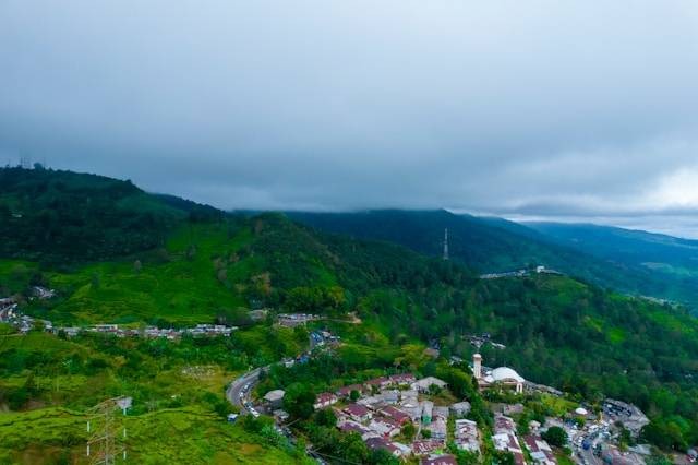 Rekomendasi Wisata dekat Puncak Becici. Foto hanya ilustrasi bukan tempat sebenarnya. Sumber foto: Unsplash.com/Ammar Andiko