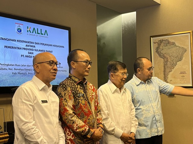 Pemilik Kalla Group Jusuf Kalla hadir dalam penandatanganan kerja sama antara Pemprov Sulawesi Barat dan PT Hadji Kalla di Kantor Kalla Group, Jakarta, Rabu (6/3/2024). Foto: Ghinaa Rahmatika/kumparan