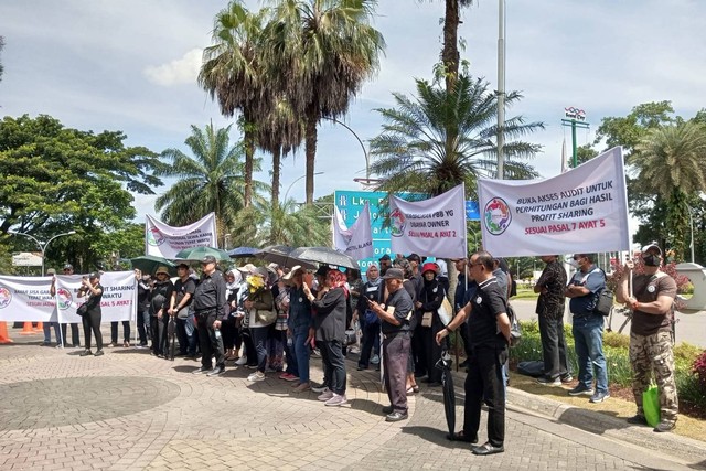 Sejumlah pemilik Condotel Alana Sentul melakukan aksi di depan kantor pemasaran PT Sentul City, Rabu (6/3/2024). Foto: kumparan