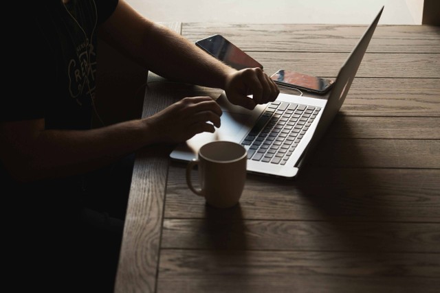 Ilustrasi cara cek spesifikasi laptop HP. Foto: Unsplash