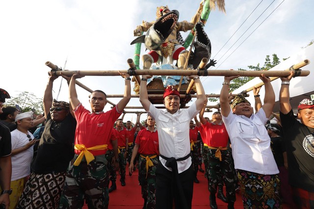 Wali Kota Surabaya Eri Cahyadi saat ikut Pawai Ogoh-ogoh tahun lalu. Foto: Masruroh/Basra