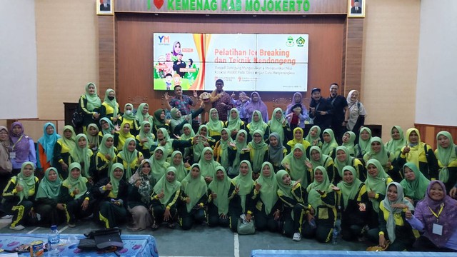 Foto bersama seluruh peserta pelatihan ice breaking guru RA se-Mojokerto.