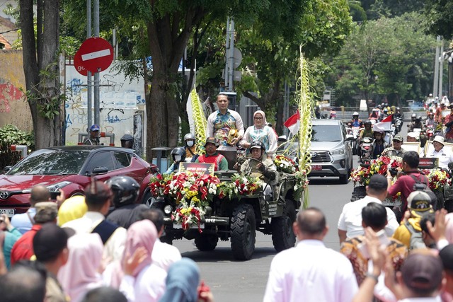 Arak-arakan Piala Adipura Kencana, Rabu (6/3). Foto: Diskominfo Surabaya