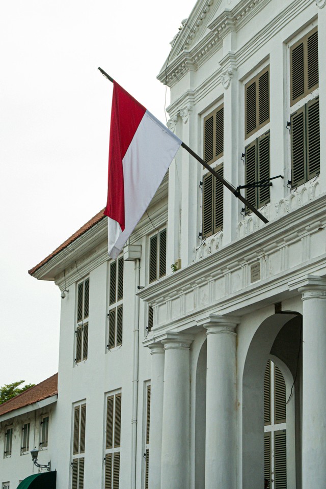 Foto oleh Suryatno: https://www.pexels.com/id-id/foto/arsitektur-bendera-pemerintah-indonesia-11387124/