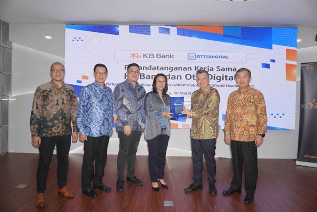 Penandatanganan kerja sama KB Bank dan OttoDigital. Foto: Dok. KB Bank