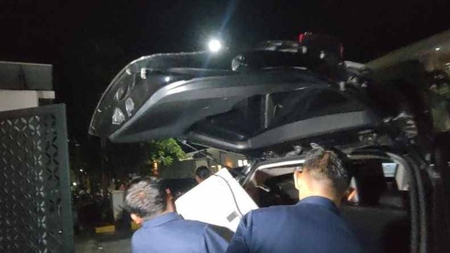 Petugas Komisi Pemberantasan Korupsi (KPK) membawa dua unit alat penghitung uang dan dua buah koper tambahan saat menggeledah kediaman Hanan Supangkat di Jakarta Barat pada Kamis (7/2/2024) Foto: ANTARA/Risky Syukur