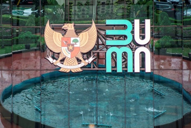 Logo baru Kementerian Badan Usaha Milik Negara (BUMN) terpasang di Gedung Kementerian BUMN, Jakarta. Foto: Aprillio Akbar/ANTARA FOTO