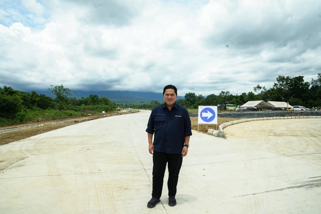 Menteri BUMN Erick Thohir tinjau pembangunan Jalan Tol Padang-Sicincin, Rabu (6/3/2024). Foto: Kementerian BUMN