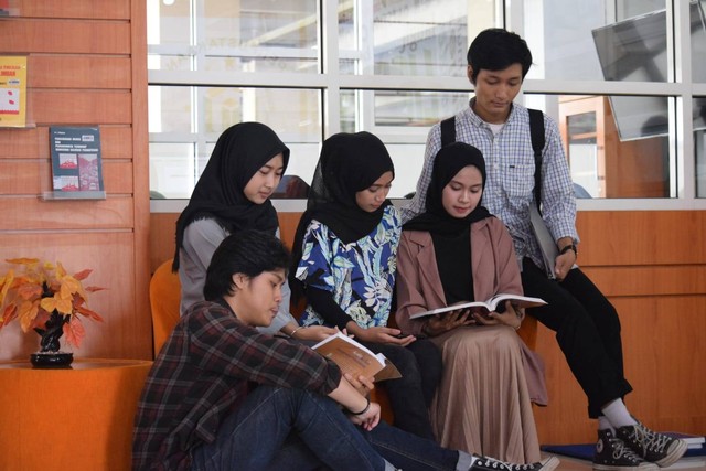 Kegiatan mahasiswa di perpustakaan. Menyambut datangnya bulan suci Ramadan, Unusa mempunyai program promo PMB tahun 2024. Foto: Humas Unusa
