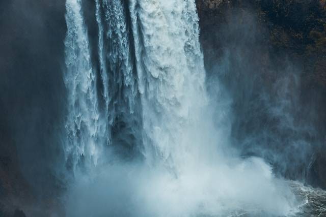 Curug Omas. Foto hanyalah ilustrasi, bukan tempat yang sebenarnya. Sumber: Unsplash/Stephen Walker