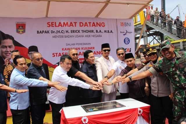 Menteri BUMN Erick Thohir meresmikan Stasiun Lambuang di Kota Bukittinggi, Sumatera Barat (Sumbar), Rabu (6/3/2024). Foto: kumparan