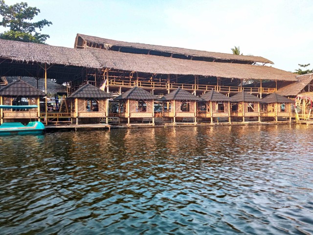 Bangunan bambu dan atap yang terbuat dari daun ijuk dan nipah desa wisata Bojongrongga (Dok. Pribadi/Ahmad Alfariqi)
