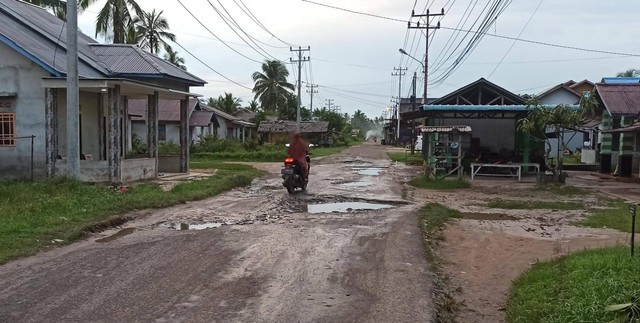 Kondisi jalan yang rusak di jalan Bardan Nadi Desa Pasir Panjang, Kecamatan Mempawah Timur, Kabupaten Mempawah. Foto: M. Zain/Hi!Pontianak