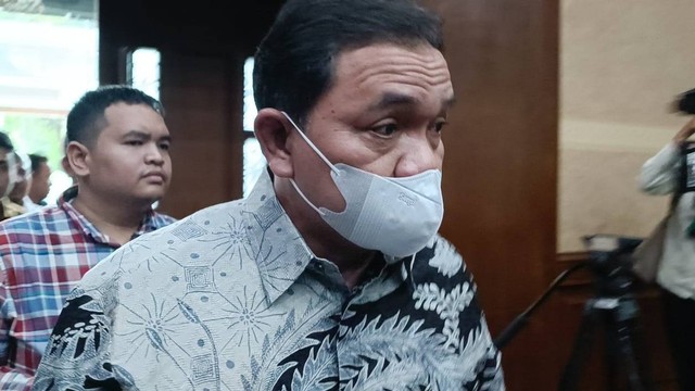 Anggota III Badan Pemeriksa Keuangan (BPK) RI nonaktif Achsanul Qosasi tiba di ruang sidang PN Jakarta Pusat, Kamis (7/3/2024). Foto: Hedi/kumparan