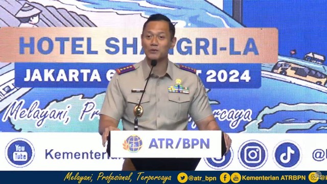 Menteri ATR/BPN Agus Harimurti Yudhoyono (AHY) memberikan sambutan saat Rapat Kerja Nasional Kementerian ATR/BPN 2024.  Foto: Youtube/Kementerian ATR BPN