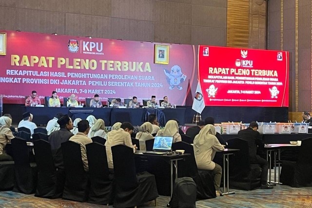 Rapat pleno terbuka rekapitulasi hasil perhitungan perolehan suara tingkat provinsi DKI Jakarta di Hotel Pullman, Jakarta Barat, Kamis (7/3/2024). Foto: Haya Syahira/kumparan