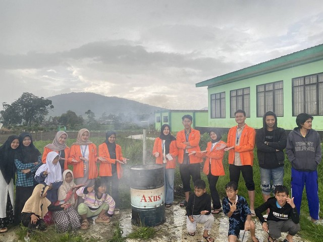 Pengolahan sampah dengan tempat pembakaran minim asap KKN Universitas Ahmad Dahlan (UAD) (Dok. Istimewa)