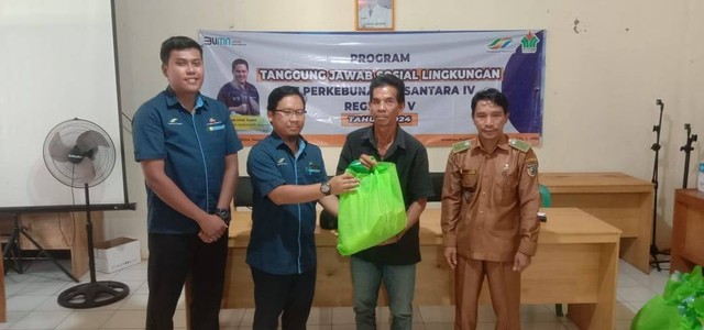 Penyerahan Bantuan Tanggung Jawab Sosial Lingkungan di Kabupaten Tanah Laut. Foto: Dok, PTPN XIII