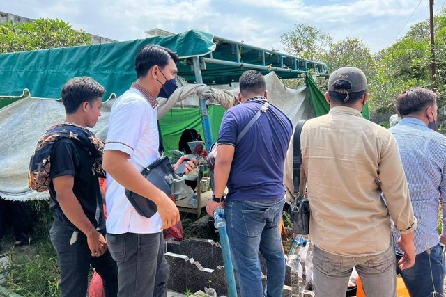 Tim dokter Forensik RS Bhayangkara Polda Riau membongkar makam almarhum Dimas Fernanda (25 tahun) yang berada di TPU Muslim Medan Polonia, Kota Medan, Sumatera Utara, Kamis (7/3/2024). Foto: kumparan