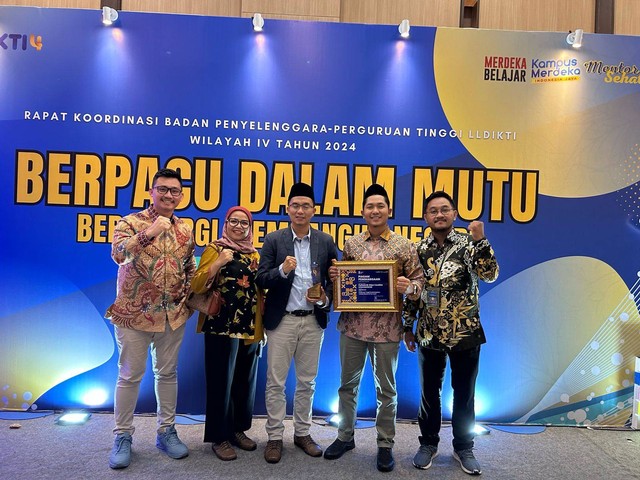 Penghargaan Gold Winner Politeknik SCI dalam acara Anugerah LLDIKTI IV 2024